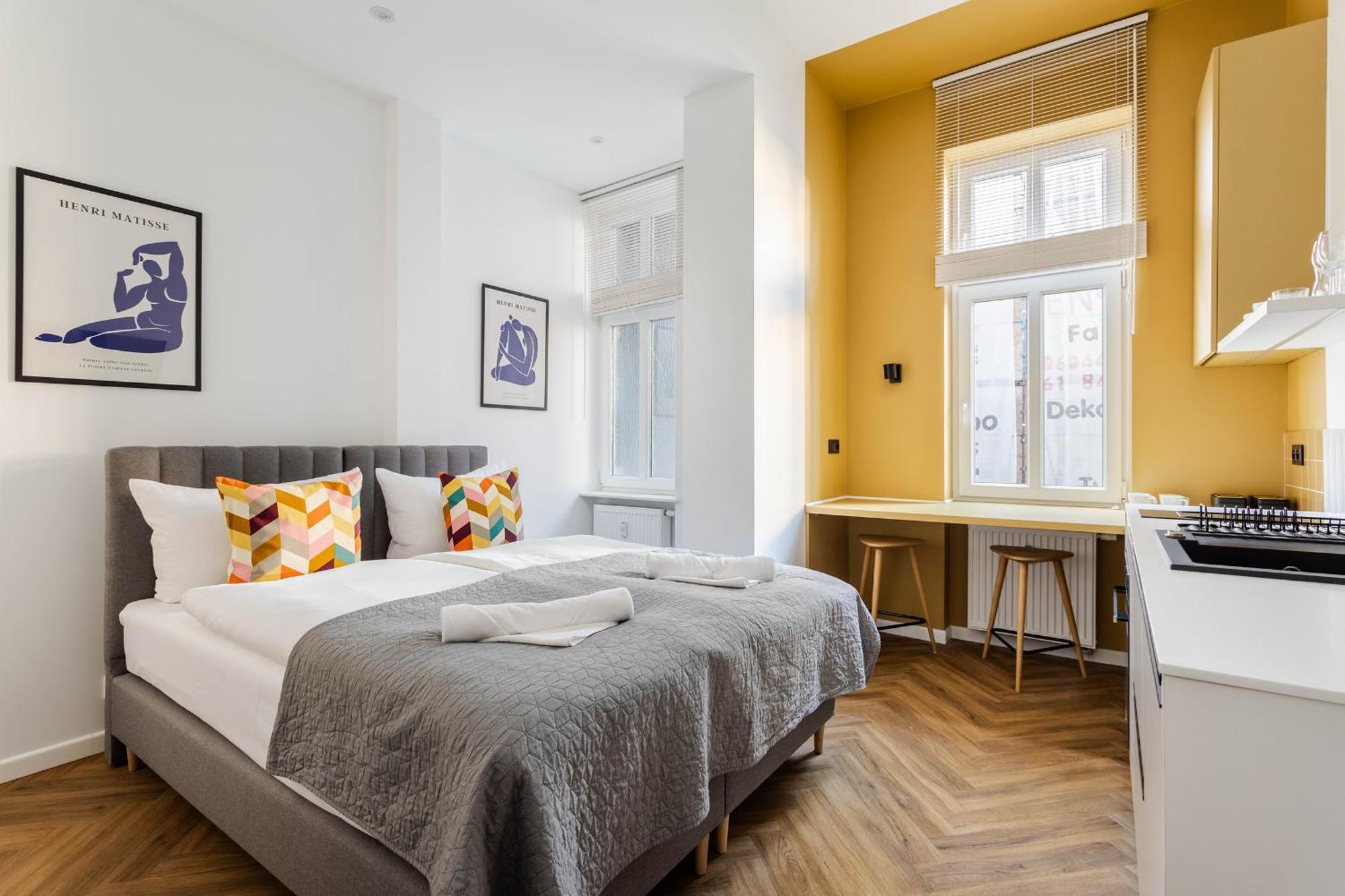 Nowoczesne I Stylowe Studia Very Berry W Poznaniu By Renters Apartment *