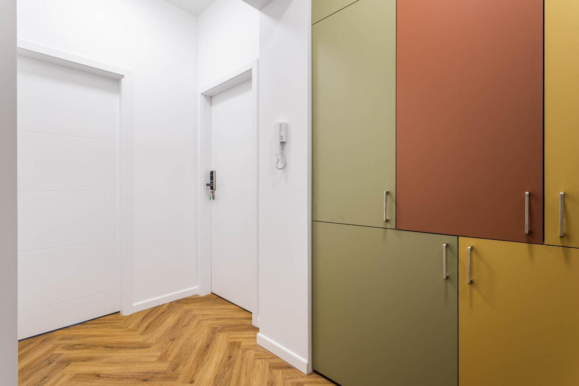 Nowoczesne I Stylowe Studia Very Berry W Poznaniu By Renters Poznan