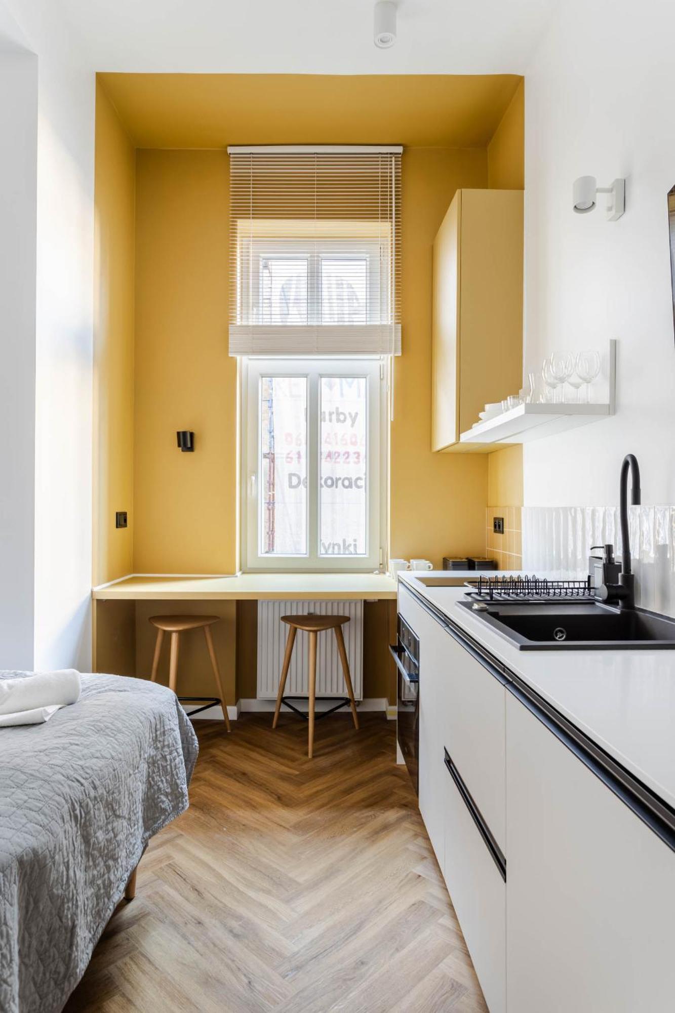Nowoczesne I Stylowe Studia Very Berry W Poznaniu By Renters Apartment