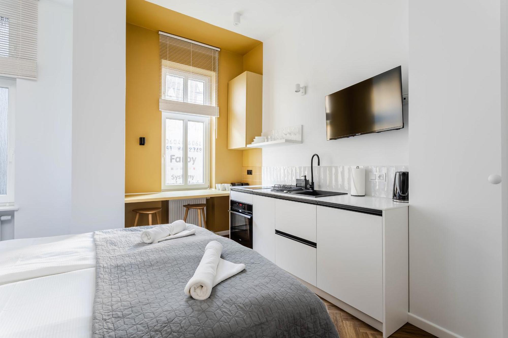 Nowoczesne I Stylowe Studia Very Berry W Poznaniu By Renters Apartment Poznan