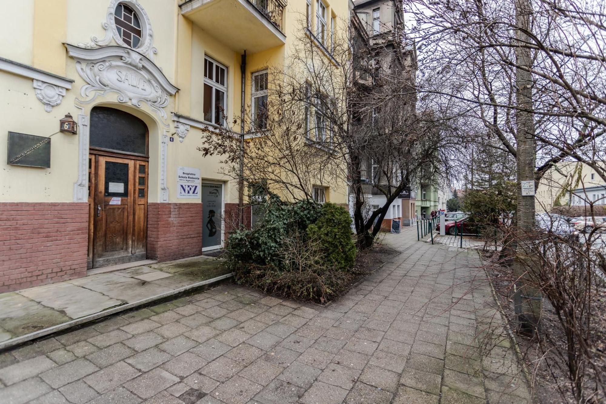 Nowoczesne I Stylowe Studia Very Berry W Poznaniu By Renters Apartment