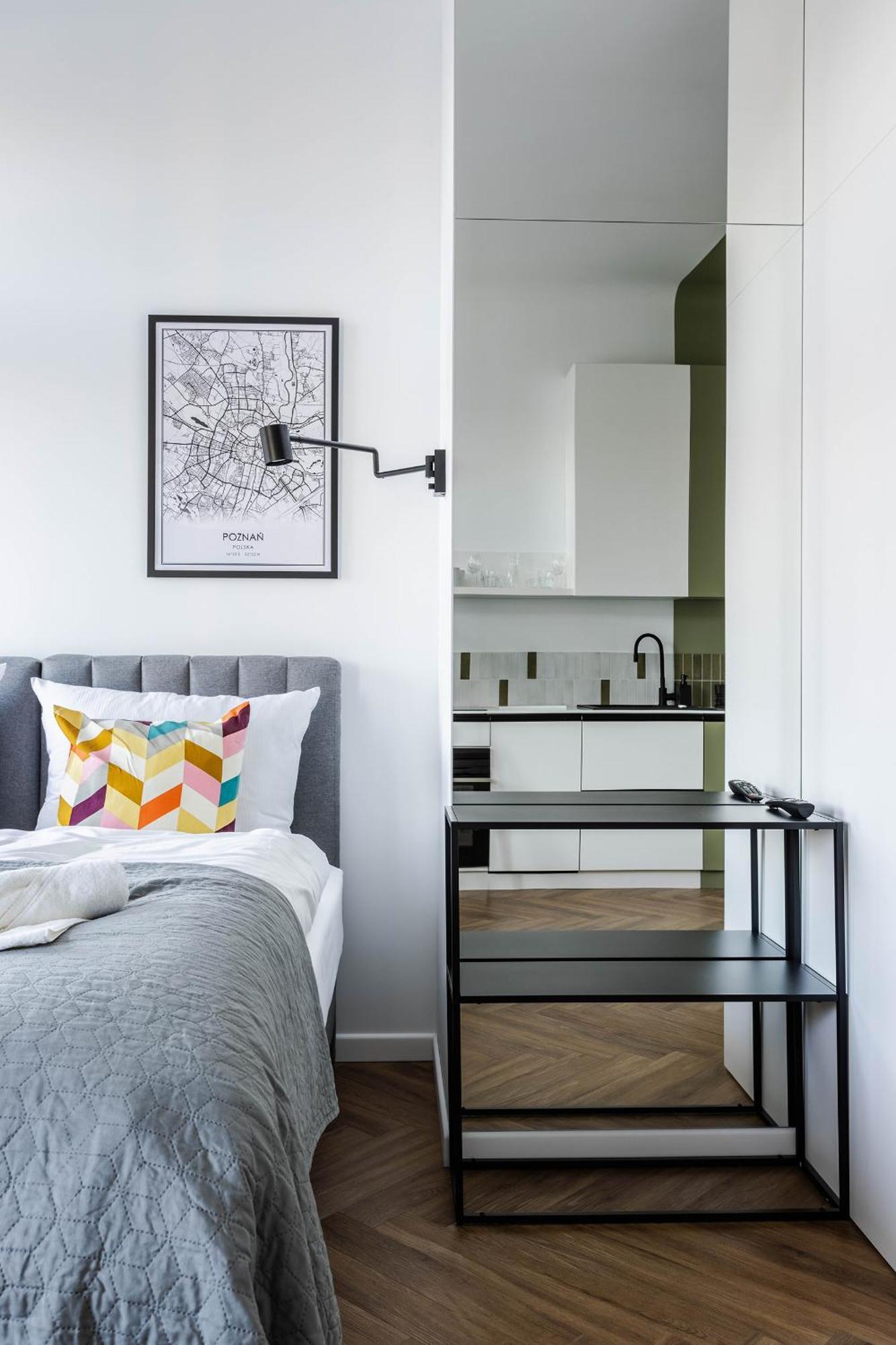 Nowoczesne I Stylowe Studia Very Berry W Poznaniu By Renters Apartment Poznan